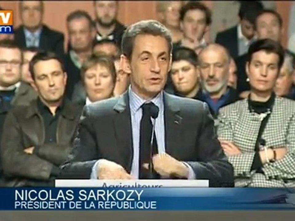 Sarkozy tacle de "sectarisme" de ses opposants