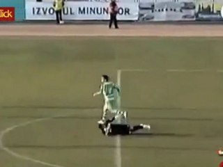 Goleiro simula falta e engana árbitro