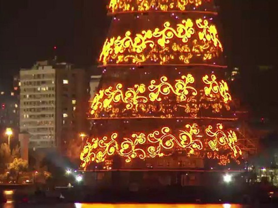 Un sapin de Noël lumineux sur la lagune de Rio de Janeiro