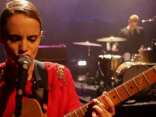 ANNA CALVI "Wolf Like Me" (TV On The Radio cover)