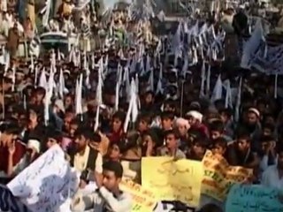 Pakistan shuts down border