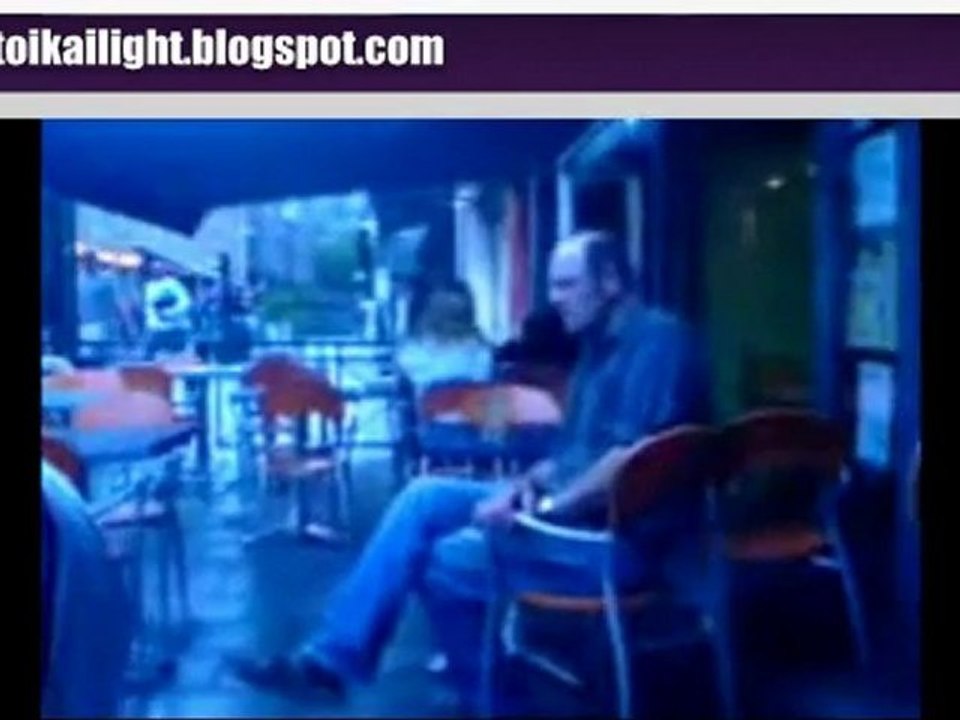 Φτερνίζεται και πέφτει απο την καρέκλα!!!