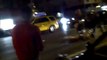 Un mec bourré à Manhattan grimpe sur une voiture