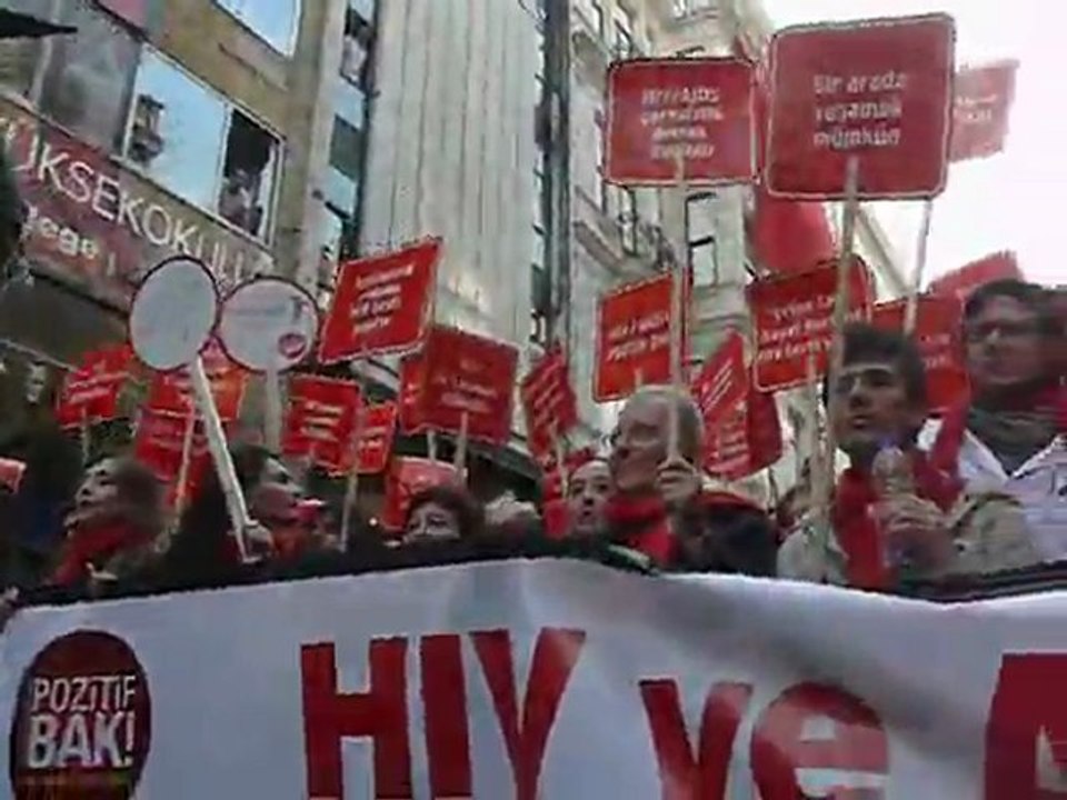 "HIV Sosyal İlişkilerle Bulaşmaz"