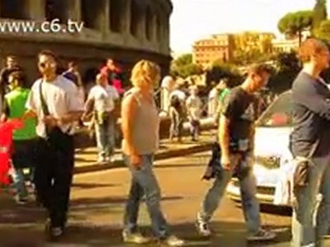 Gli operatori della Croce rossa protestano al Colosseo