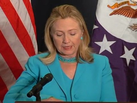 Clinton pushes reform in historic Myanmar talks