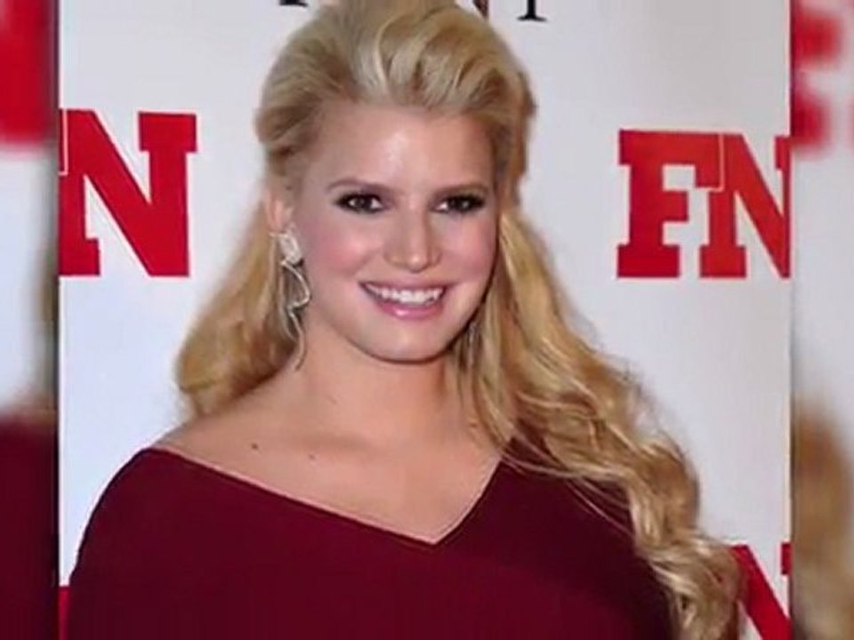 Schwangere Jessica Simpson in Rot