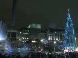 Un arbre de Noël géant illumine Trafalgar Square à Londres