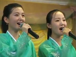 シェムリアップ平壌レストラン喜び組のお遊戯②20090923211005