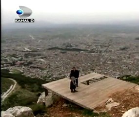 Asi ep. 25-26 „Acum vrei să te regăseşti în această fotografie?”