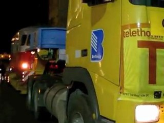 Le convoi de l'autorail arrive à la Mairie