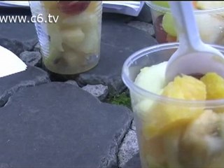 Flash mob studenti: 'Governo alla frutta, ne auspichiamo uno tecnico'