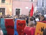 No al Governo Monti. Gli studenti lanciano uova contro la Polizia