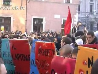 No al Governo Monti. Gli studenti lanciano uova contro la Polizia
