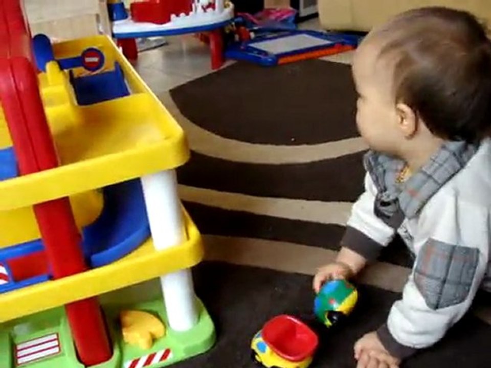 Grégoire joue aux voitures 02/12/11