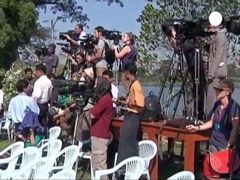 Hillary Clinton conclude storico viaggio in Myanmar