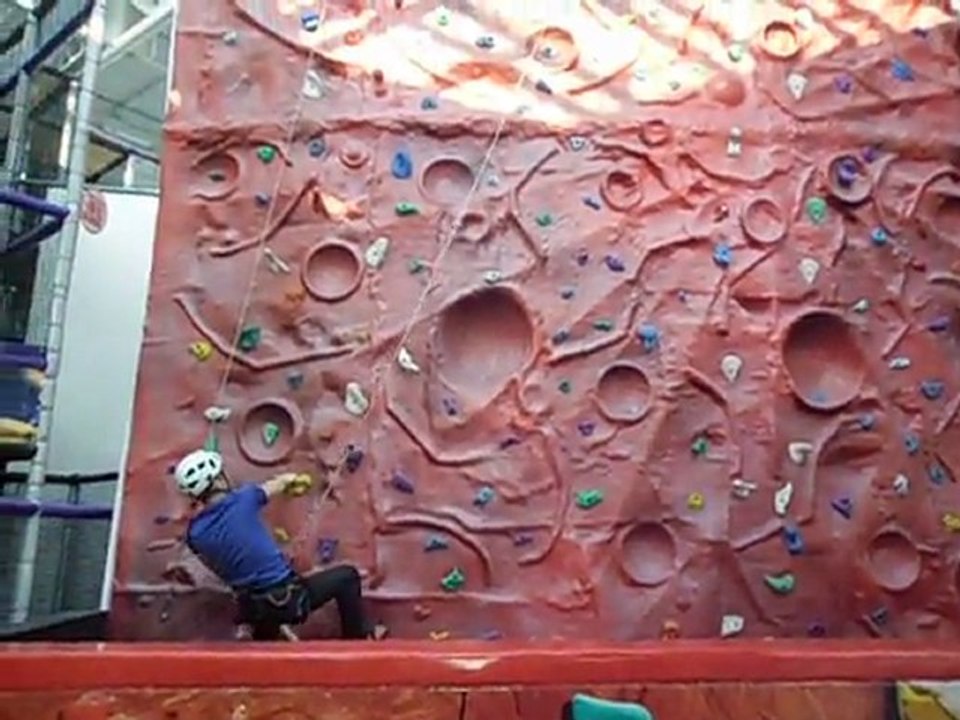 auto belay emniyet sistemiyle macera duvarına tırmanış