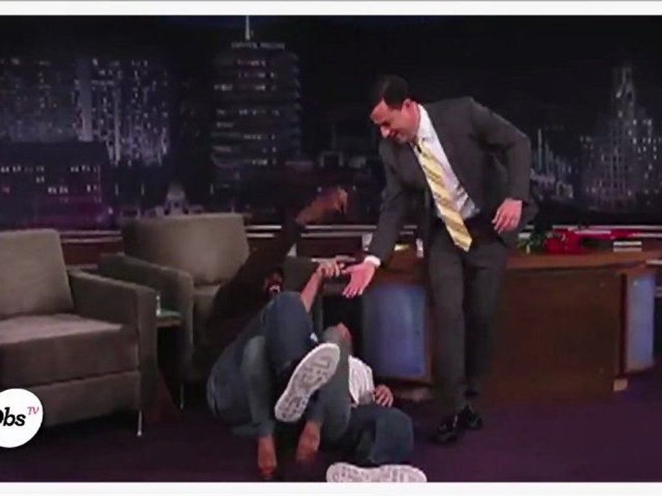 Shaquille O'Neal se fait porter par sa petite amie... et chute