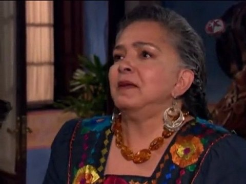 Ana Paula ve la foto de Rogelio con Vanessa