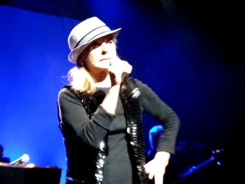 VERONIQUE SANSON 2011 MARSEILLE SURPRISE BOUQUET ET CHAPEAU