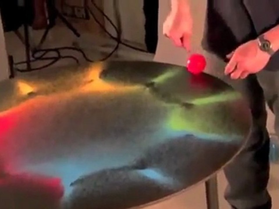 Kenichi Kanazawa et sa table de sable coloré