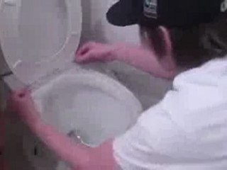 0416 - Toilette piégé avec du cellophane sur la cuvette