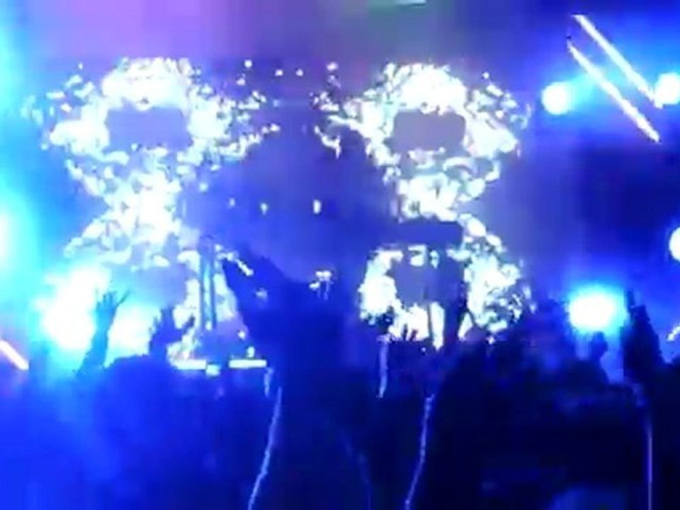 Skrillex - First of the Year (Equinox) @ La Machine du Moulin Rouge - Live Paris 2011