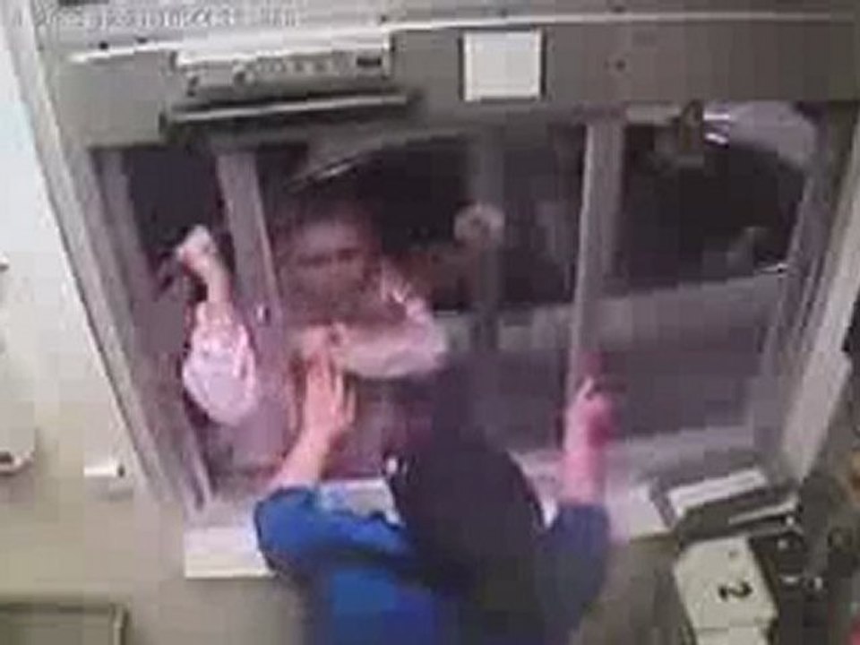 0423 - Femme agresse une employée du McDrive