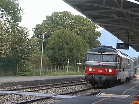 Le train de nuit Paris - Briançon : croisement en gare de Die (26)