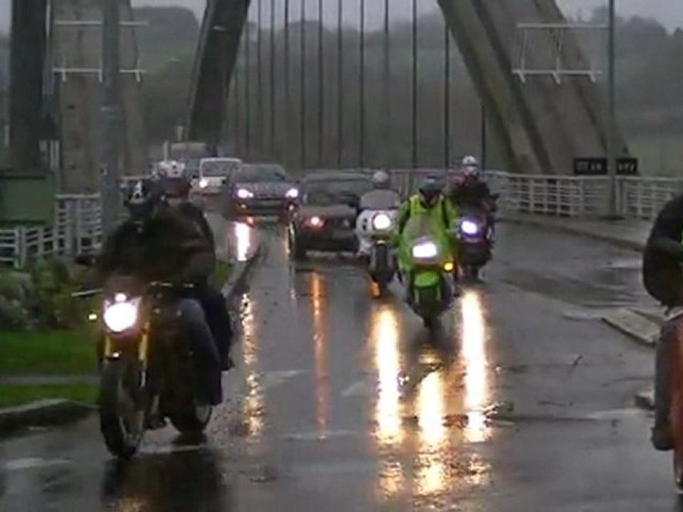 téléthon moto  en full hd  4 décembre 2011 du club mct 22  de trédarzec passage du pont sur le jaudy