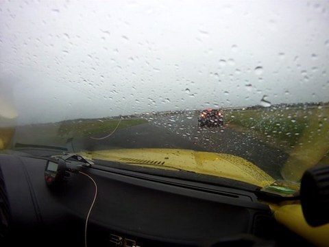 lurcy lévi bmw m3 jaune en slicks sous la pluie