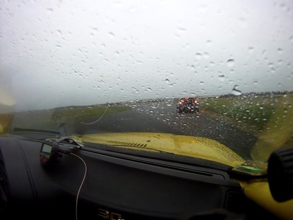 lurcy lévi bmw m3 jaune en slicks sous la pluie