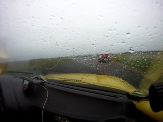 lurcy lévi bmw m3 jaune en slicks sous la pluie