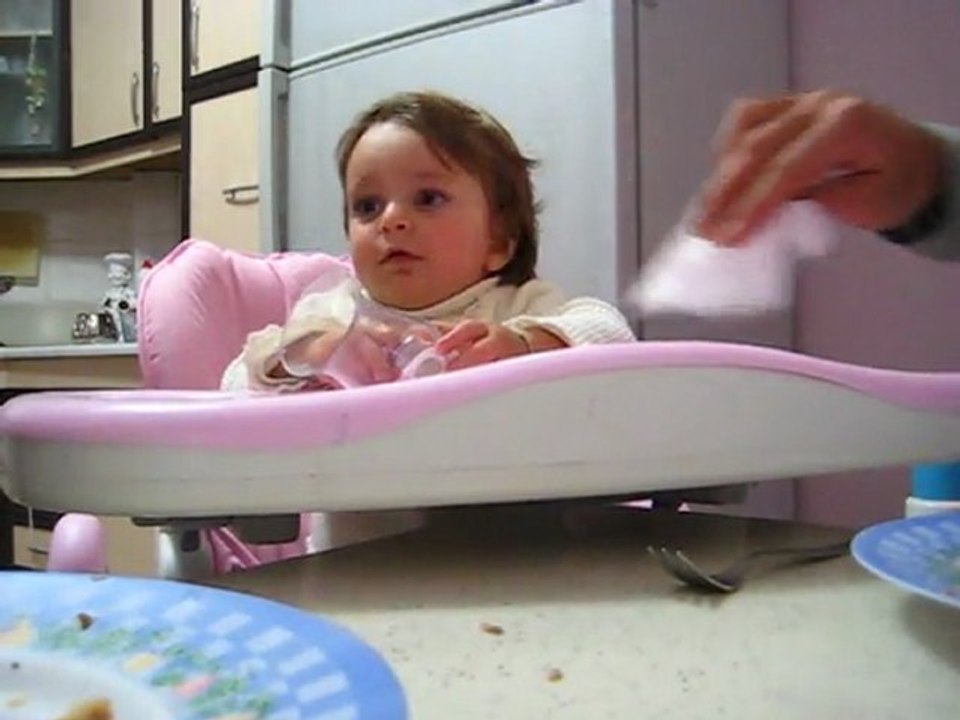 Zeynep-Kasım 2011 253 Babası Çay içiriyor