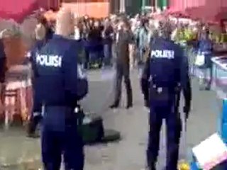 0429 - 4 Policiers Vs Buche de 2 mètres