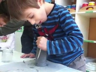 En pleine concentration,  modelage à la façon de Clay