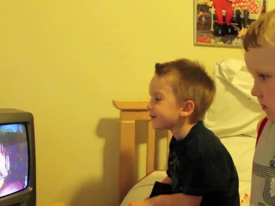 Enfant réagit à la scène de baiser dans Spider-Man