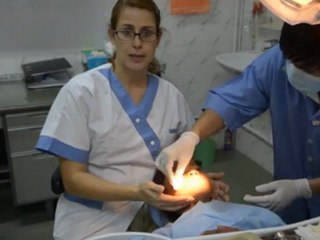 Soins dentaires de Ni, 11 ans, Cambodge