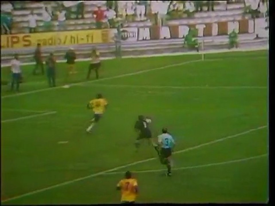 Pele invente sa feinte contre l'Uruguay