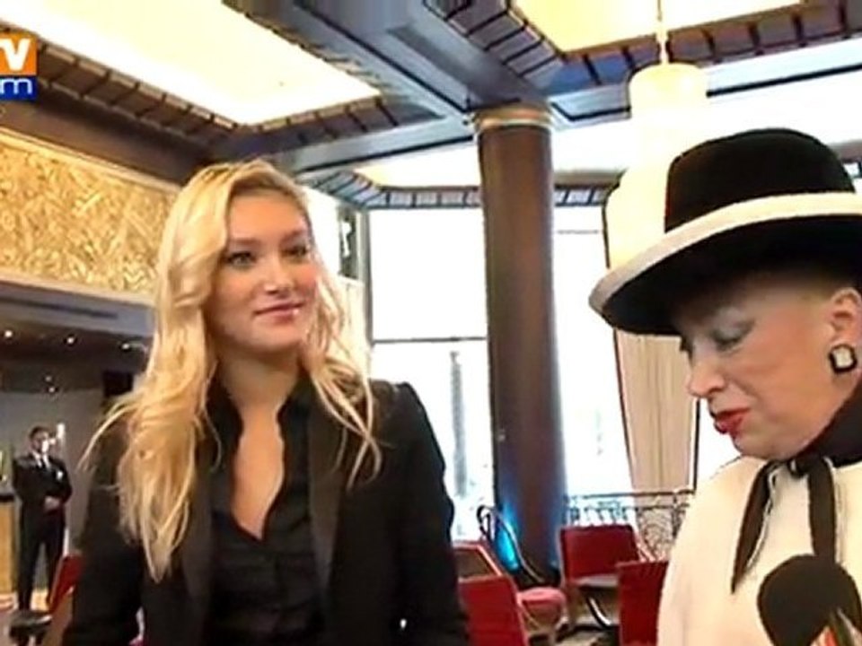 Rencontre entre Geneviève de Fontenay et Miss Prestige National