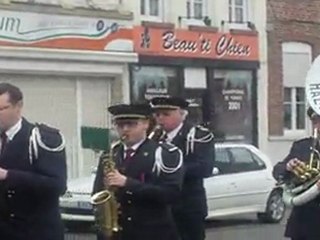 défilé vers la caserne des pompiers