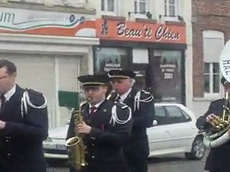 défilé vers la caserne des pompiers