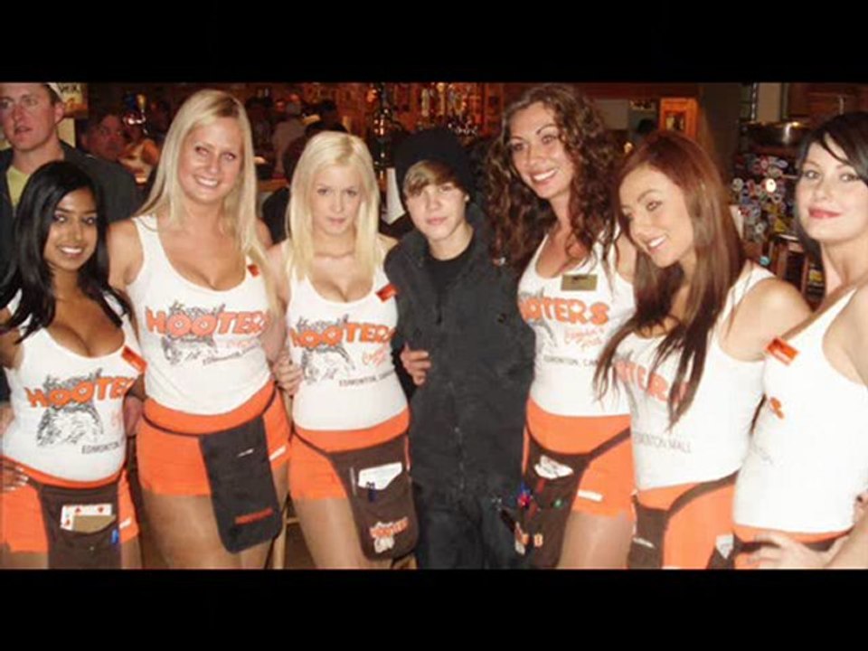 Justin Bieber Goes To Hooters!!!!