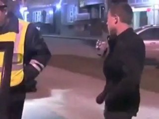 Borracho hablando con un paquete de tabaco