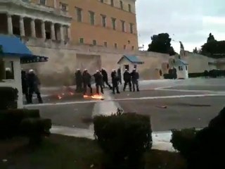 Μολότοφ στη Βουλή - Πορεία για τον Αλέξη