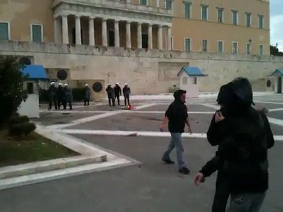 Πετροπόλεμος μπροστά στη Βουλή - Πορεία για τον Αλέξη