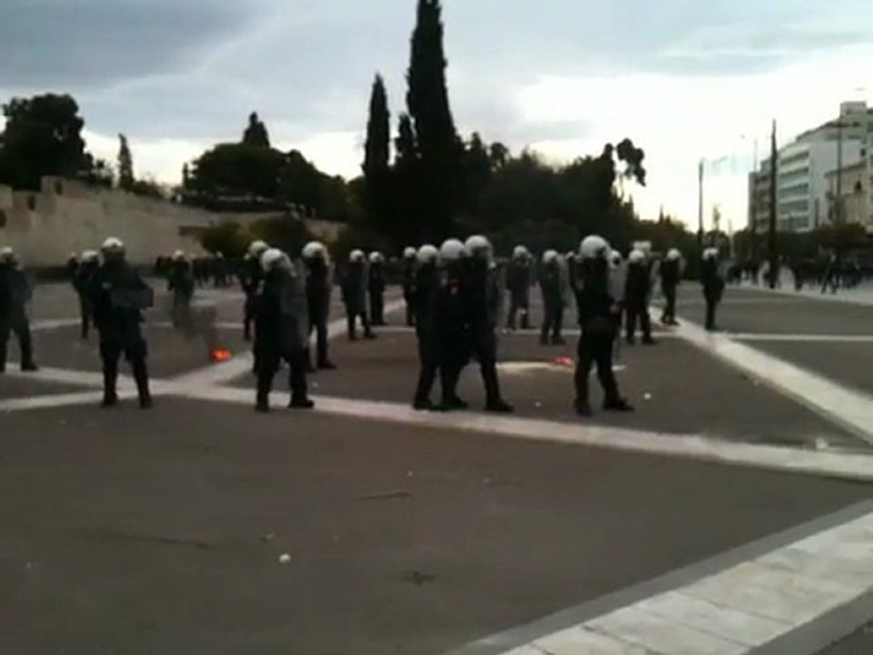 Μολότοφ και πέτρες κατά αστυνομικών - Πορεία για τον Αλέξη