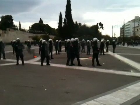 Μολότοφ και πέτρες κατά αστυνομικών - Πορεία για τον Αλέξη