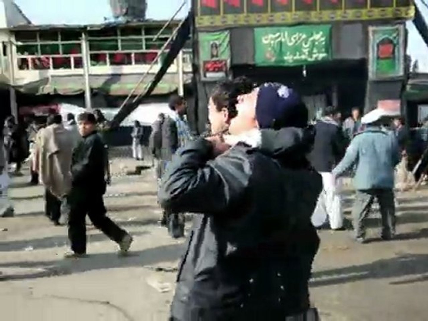 ⁣Fotógrafo filma explosión: decenas de muertos en Kabul