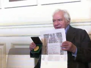 Michel Galabru décoré par la Ville de Paris